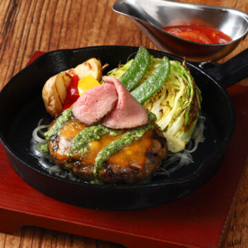 プレミアムバジルチーズハンバーグ180g トマトソース　～ 春野菜のグリル添え ～