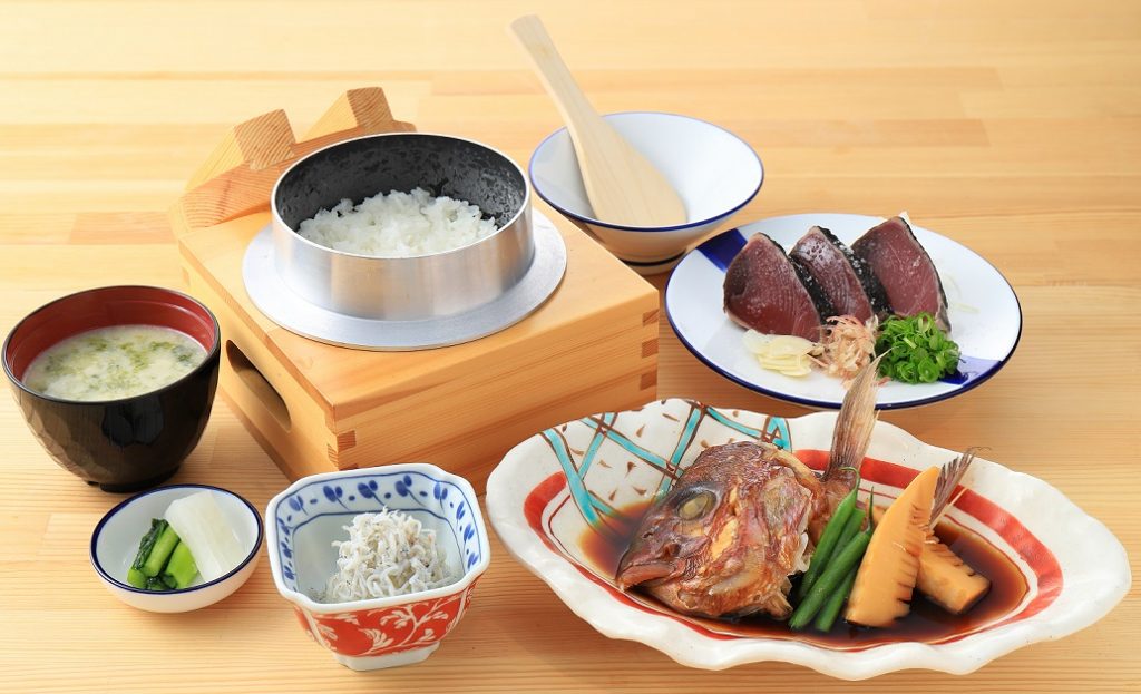 真鯛の兜煮とわら焼き鰹のたたき定食 神戸市西区 中央区の和食居酒屋 土佐わら焼き龍神丸 西神中央店 三宮店